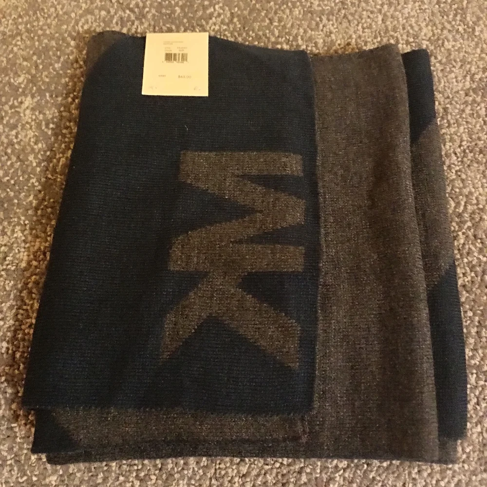 Michael Kors women's gray and navy blue winter stylish scarf